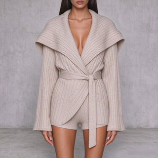 Ensemble gilet portefeuille côtelé beige et short, ceinture à nouer, grand col châle