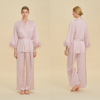 Ensemble de pyjama rose avec veste croisée à poignets en plumes