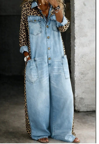 Combinaison en jean bleu clair délavé, manches léopard, col chemise boutonné, jambes larges.