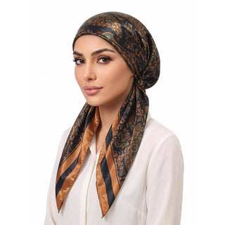 Foulard satin grand carré noir à motifs cachemire, noué sur cheveux, tons camel