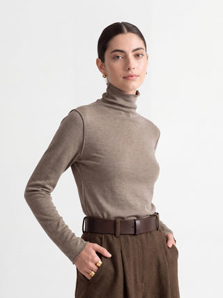 Sous-pull col roulé taupe à manches longues, coupe près du corps, maille fine.