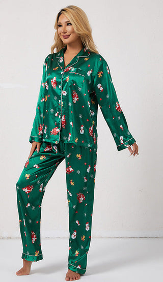 Ensemble pyjama satin vert femme : chemise boutonnée à revers et pantalon long à motifs festifs