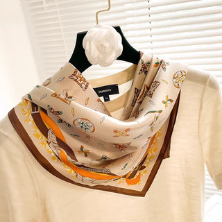 Carré de soie crème à motifs oiseaux et plumes, bords marron et orange, à nouer.