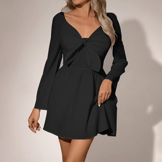 Robe courte noire à manches longues, nœud devant et jupe évasée