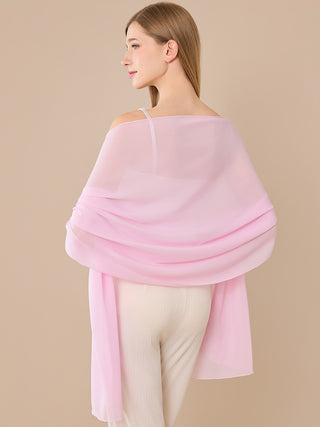Châle en chiffon rose pâle, drapé léger sur les épaules, style épaules nues.