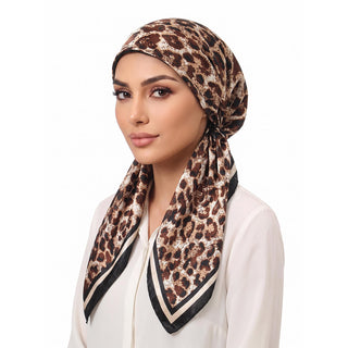 Foulard en satin imprimé à nouer sur les cheveux ou au cou, léopard marron et noir.