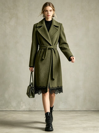 Manteau mi-long en laine vert olive, ceinturé portefeuille, bordure dentelle
