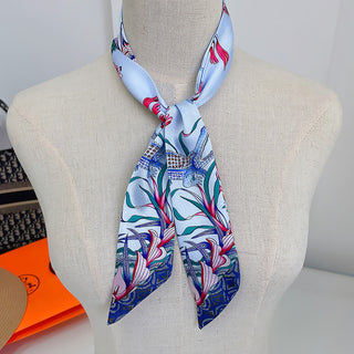 Foulard étroit bleu clair à motifs floraux et animaliers, noué au cou
