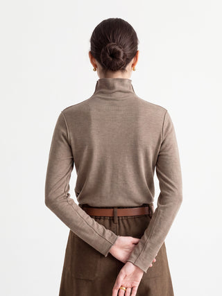 Sous-pull col roulé taupe à manches longues, vue dos, maille fine.