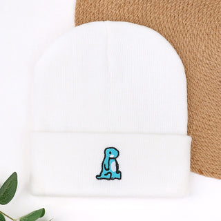 Bonnet tricoté blanc avec broderie petit personnage bleu sur revers