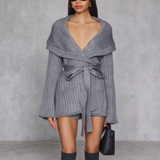 Ensemble gilet portefeuille côtelé gris et short, ceinture à nouer, grand col châle