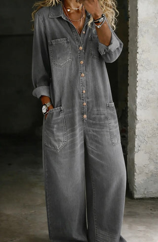 Combinaison en jean grise à col chemise boutonné, manches longues, poches poitrine et pantalon ample