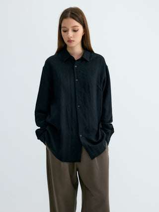 Chemise en lin noire ample, col en pointe et boutonnage central