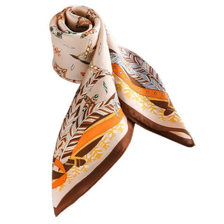 Carré de soie crème aux motifs plumes et fleurettes, bords marron et orange.
