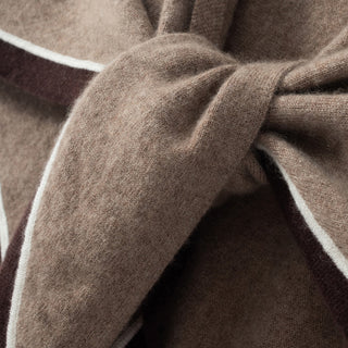Écharpe triangle en cachemire taupe, gros plan sur la maille et la bordure contrastée