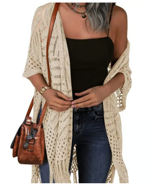 Gilet kimono crochet beige ajouré, ouvert, manches courtes, franges au bas.