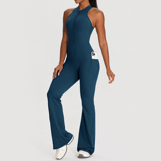 Combinaison de yoga bleu foncé ajustée, sans manches, avec fermeture zippée et jambes évasées.
