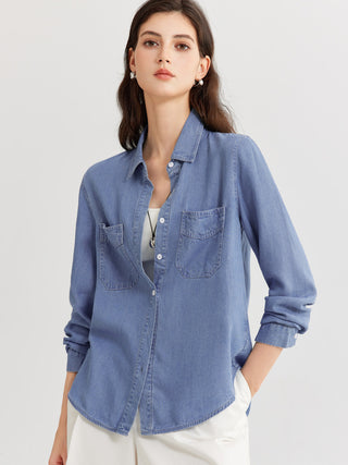 Chemise en jean femme bleu clair ample, manches longues retroussées, poches poitrine, boutons