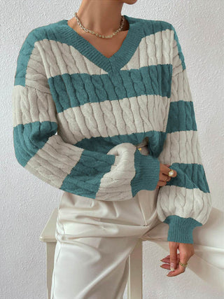 Pull torsadé rayé turquoise et blanc cassé, col V, manches longues