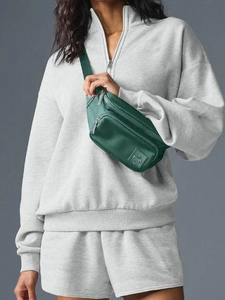 Sweat demi-zip col montant gris clair, manches longues oversize, zip au buste.