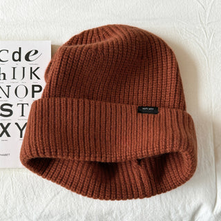 Bonnet en laine rouille, maille côtelée, revers large, étiquette noire