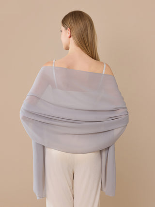 Châle en chiffon gris clair, drapé sur les épaules, style épaules nues.