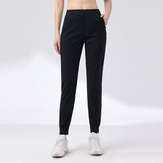 Pantalon de sport noir, taille élastique, poches latérales et chevilles resserrées