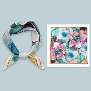 Foulard en soie bleu et multicolore à fleurs, noué en boucle, extrémités longues