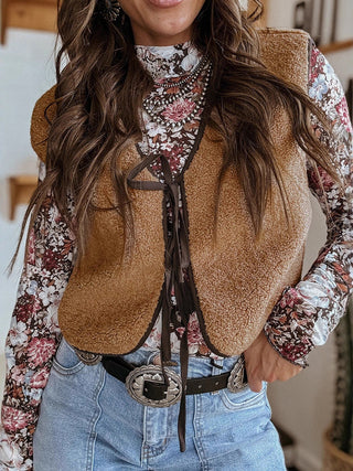 Gilet sans manches camel en fausse fourrure, fermeture à lacets et poches