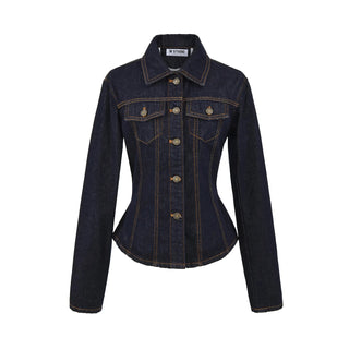 Veste cintrée en denim foncé, à boutons et poches poitrine à rabat.