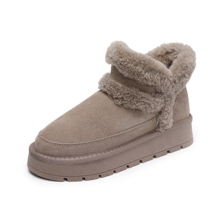 Bottines fourrées en daim gris clair, revers moelleux et semelle plateforme crantée