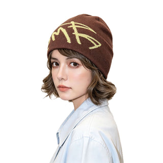 Bonnet en laine femme marron à inscription jacquard blanche, revers côtelé.