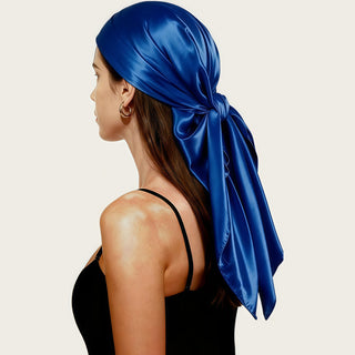 Foulard carré en satin bleu noué sur le côté, grand format