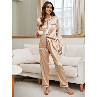 Ensemble pyjama satiné beige : chemise boutonnée à manches longues et pantalon à passepoil