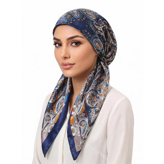 Foulard satin grand carré bleu à motifs cachemire, noué sur cheveux, pans retombants
