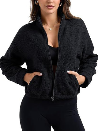 Veste en polaire noire ouverte, col relevé et poches latérales