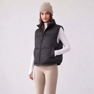 Gilet matelassé noir sans manches, col montant zippé, compartiments rembourrés