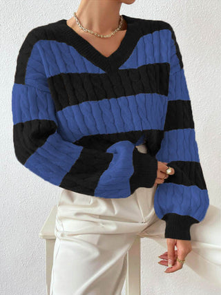Pull torsadé rayé noir et bleu roi, col V, manches longues bouffantes