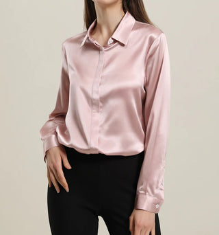 Chemise en satin rose à col classique, coupe droite et manches longues boutonnées