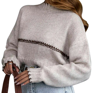 Pull court en tricot gris clair, col montant, rayure contrastée, poignets côtelés effilochés.