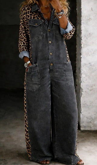 Combinaison en jean gris foncé, manches léopard, col chemise boutonné, jambes larges.