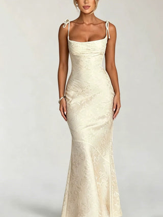 Robe sirène longue en satin jacquard crème, bretelles nouées, encolure carrée