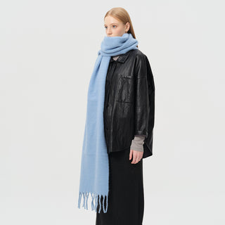 Écharpe en laine femme bleu clair à franges, texture brossée et douce.