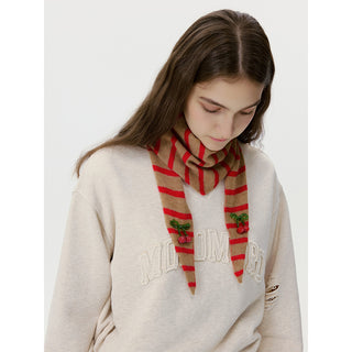 Écharpe triangle en laine tricotée à rayures rouge et beige, motifs cerises et franges