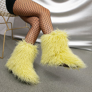Bottes moumoute mi-mollet en fausse fourrure jaune pâle, tige duveteuse et bout pointu.