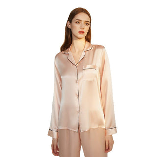 Ensemble pyjama satiné rose clair : chemise boutonnée à manches longues et pantalon à passepoil