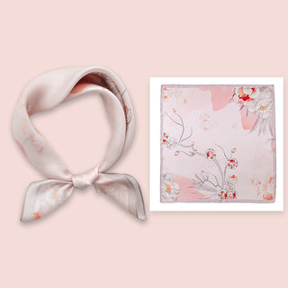 Foulard en soie gris clair à motif floral, noué en forme de boucle