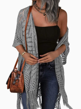Gilet kimono long au crochet gris, manches courtes ajourées et franges