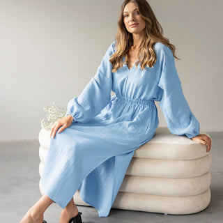 Robe longue bleue en gaze de coton, col V, manches longues, taille élastique, fente.