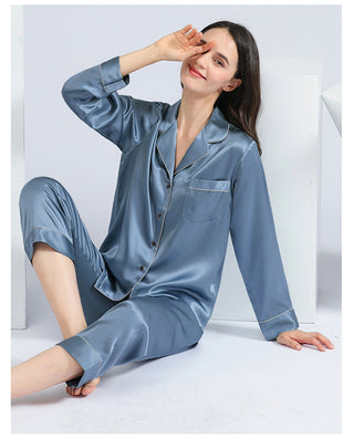 Pyjama en satin pour femme bleu : chemise à col tailleur boutonnée et pantalon long
